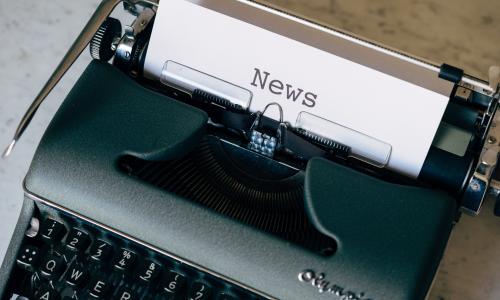 Schreibmaschine mit einem Blatt, auf dem News steht