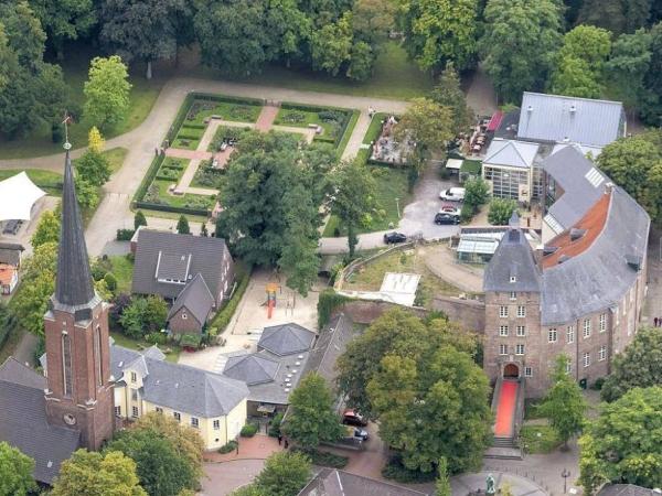 Drohnenansicht Schloss, Roasium und Kirche