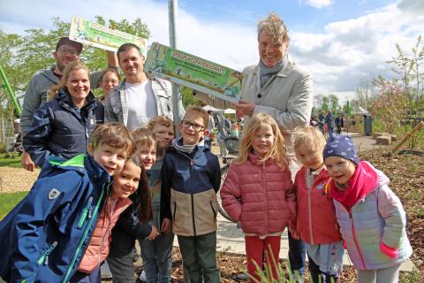 Der Bürgermeister und mehrere Kinder bei der Eröffnung des Spielplatz Asberg.
